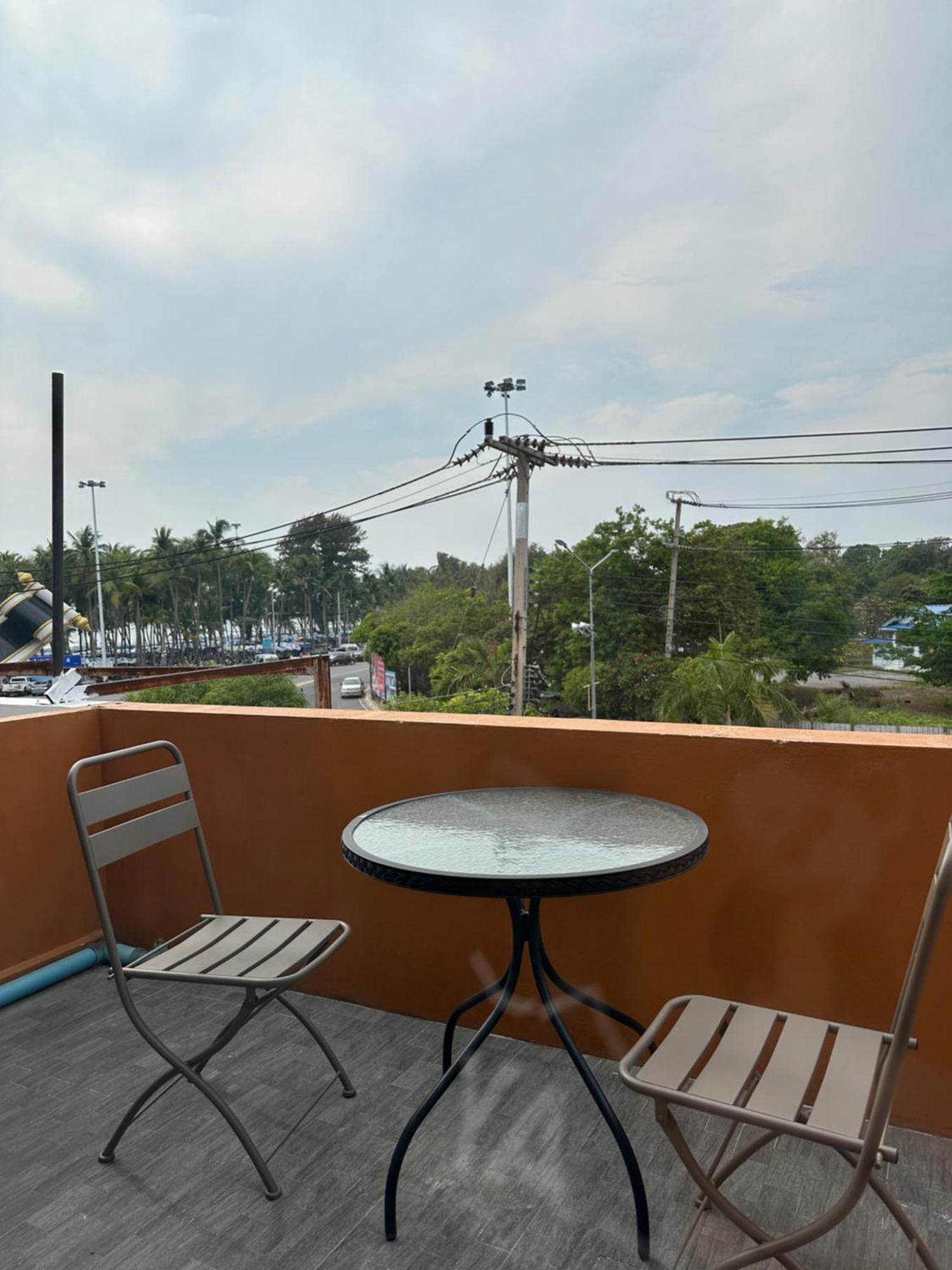 Films House Hostel Bangsaen Екстериор снимка